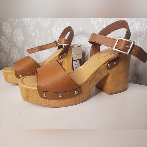 Universal Thread Shoes - NWT Memory Foam Platform Sandals